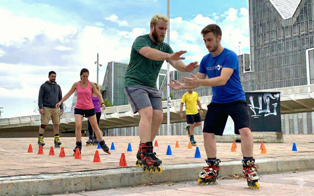 Curso intensivo de patinaje para adultos en Madrid con monitor enseñando en clase práctica